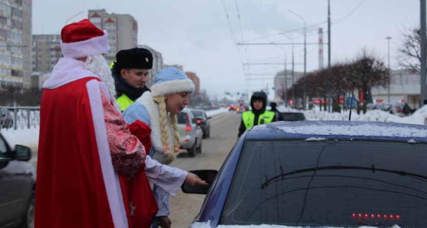 Водители Марий Эл могут встретить на дорогах республики Деда Мороза со Снегурочкой 