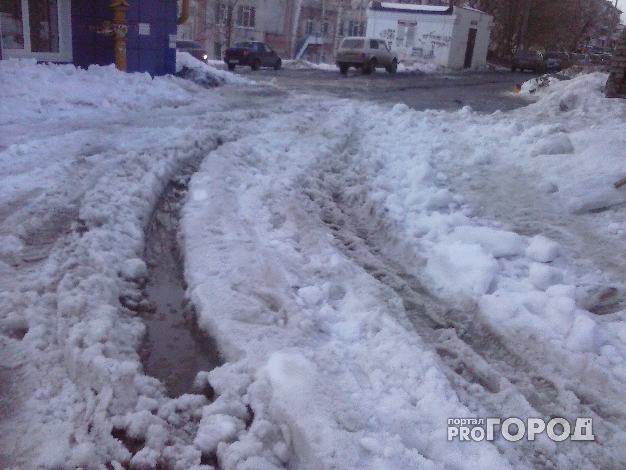 Йошкаролинцы возмущены: сотрудники МЧС закидали снегом дорогу во дворе