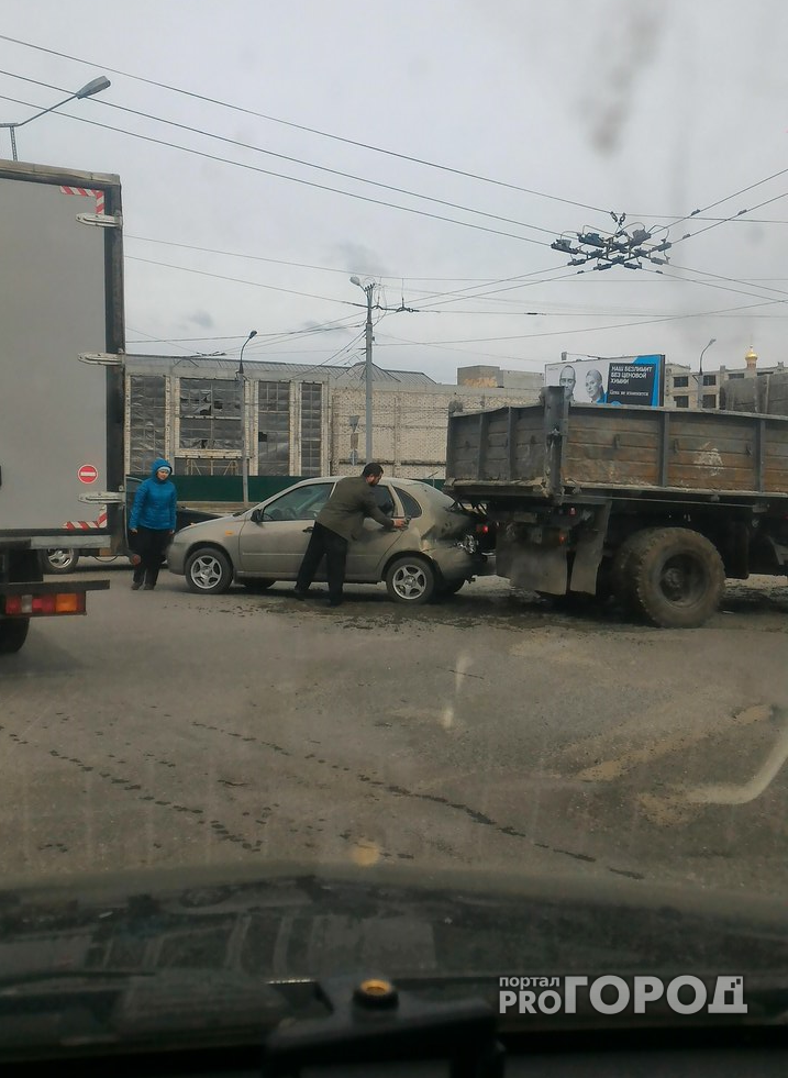 ДТП в Йошкар-Оле: легковушке и грузовику не хватило места на дороге