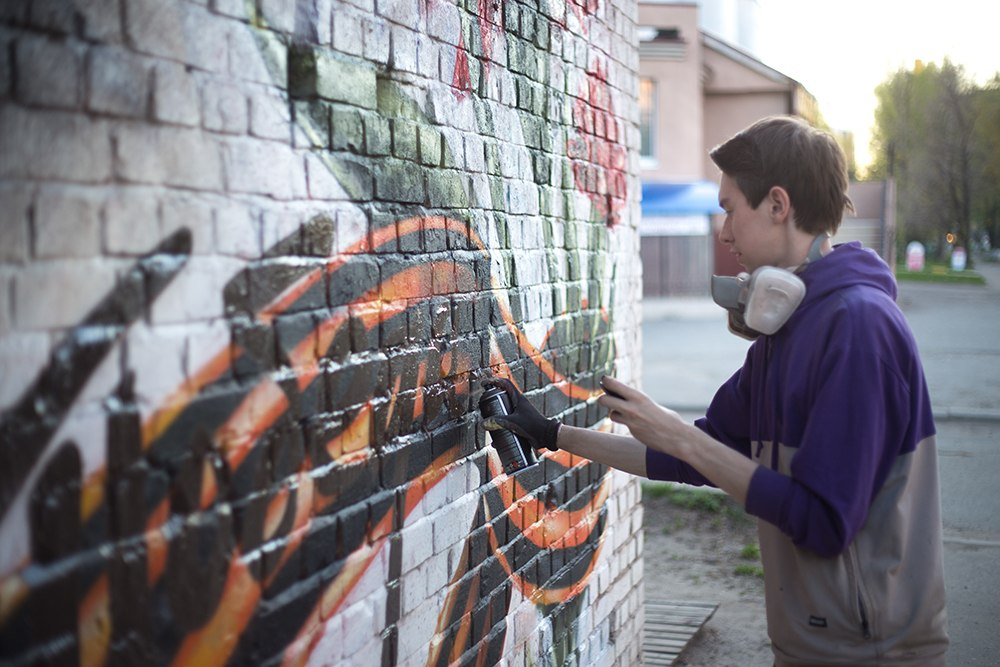 Йошкар-олинский художник рисует граффити, посвященные Дню Победы