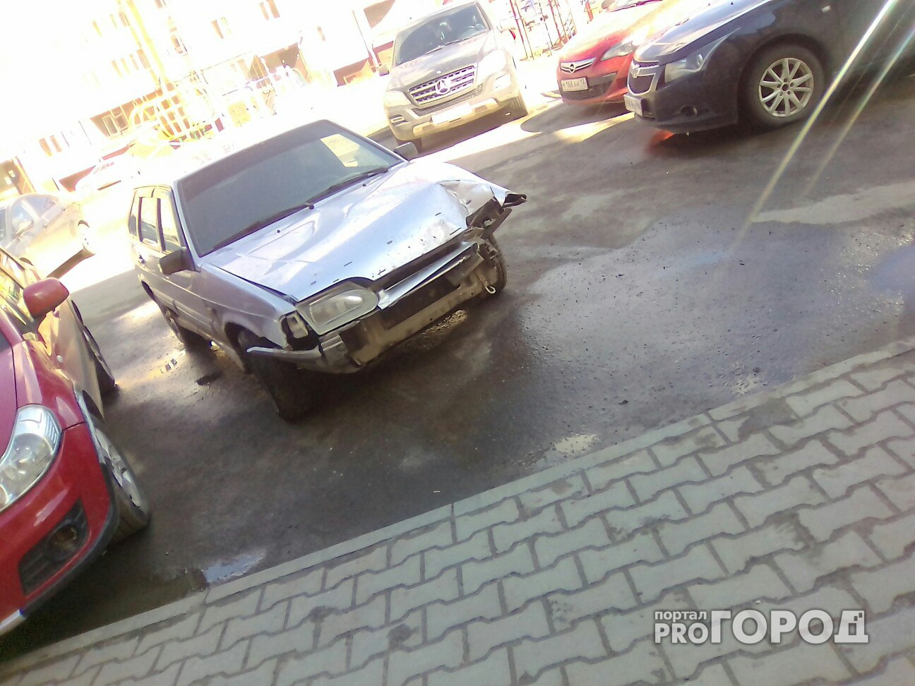 В одном из дворов Йошкар-Олы водитель "Лады" протаранил 6 припаркованных авто и скрылся