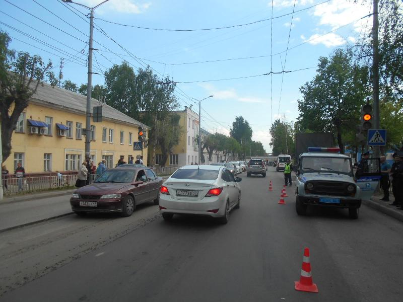 В Йошкар-Оле 55-летняя женщина попала под колеса КамАЗ на пешеходном переходе