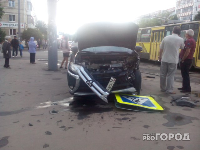 В центре Йошкар-Олы столкнулись три автомобиля