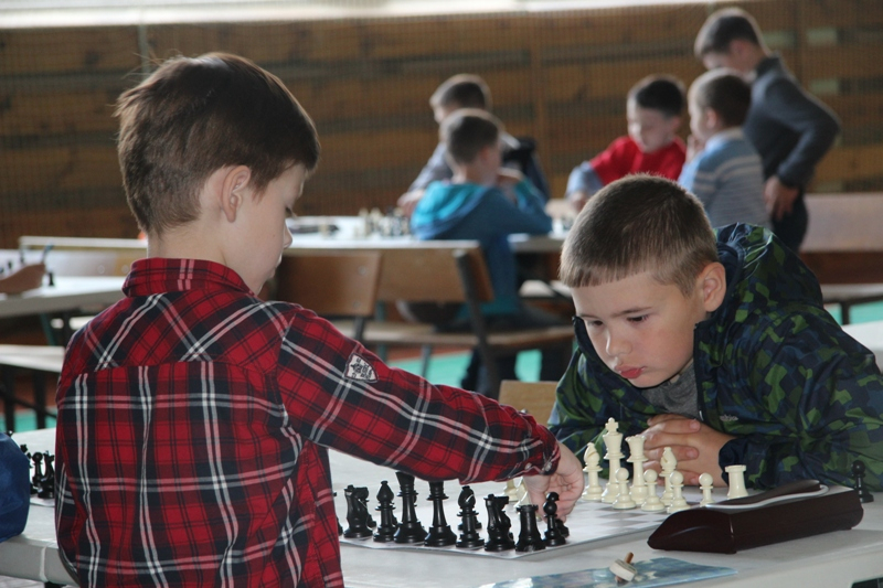 Сотрудники МВД вместе с детьми играют в шахматы
