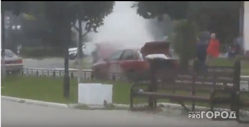 В центре Йошкар-Олы вспыхнул автомобиль (видео)