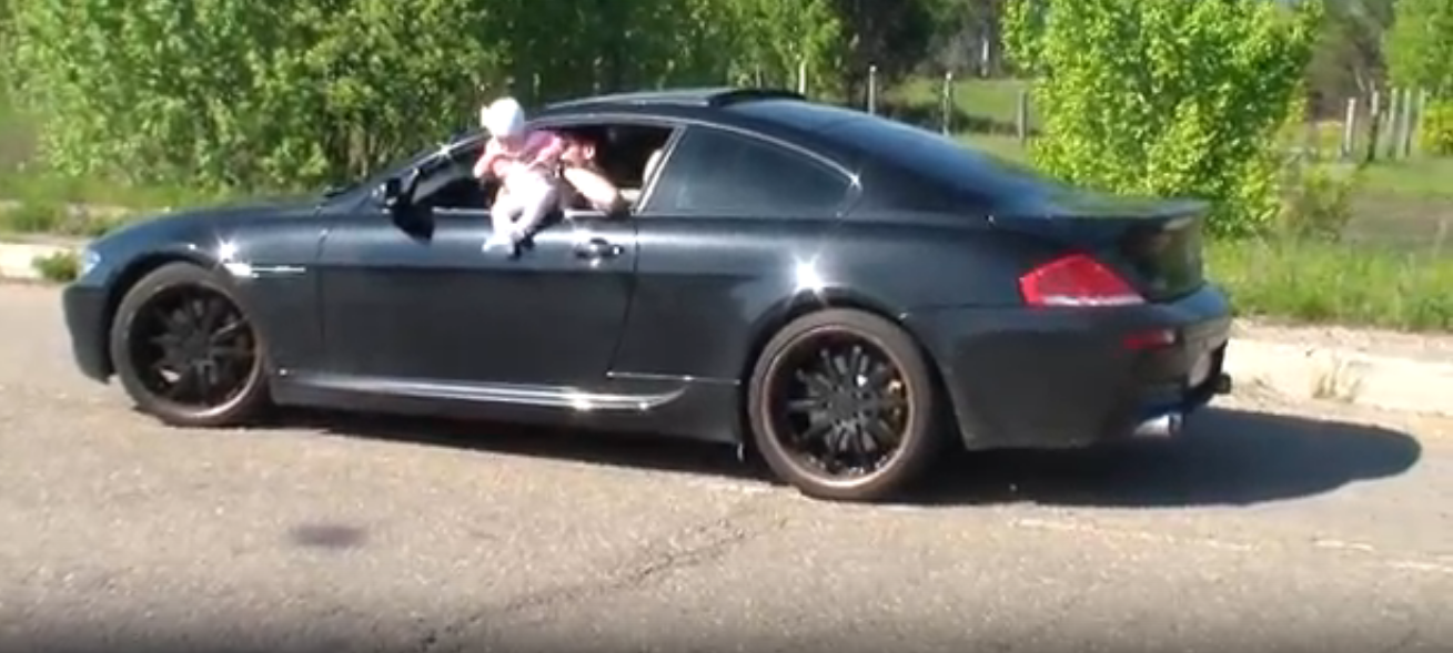 На полном ходу безумный отец высунул младенца из окна BMW (видео)