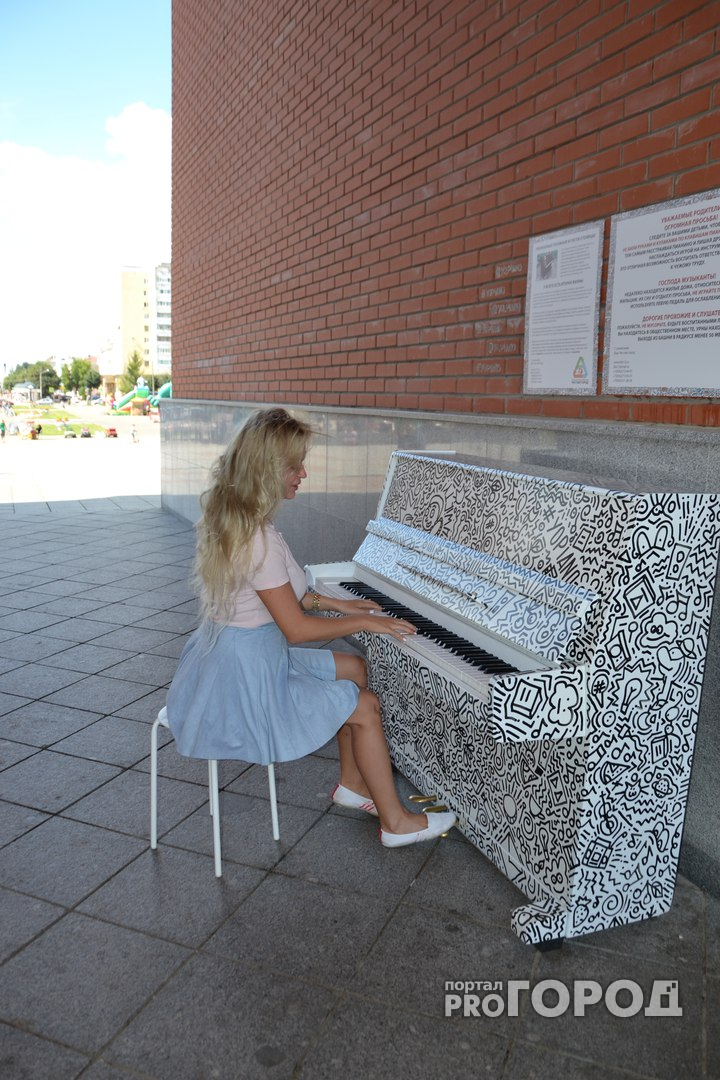 Йошкаролинка играет на уличном фортепиано