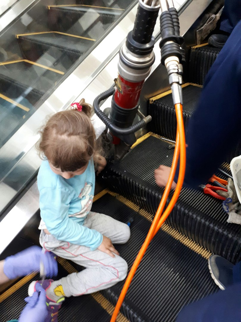 В Йошкар-Оле 4-летней девочке зажало руку в эскалаторе