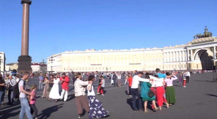 Йошкаролинцы водили хоровод на Дворцовой площади в Петербурге