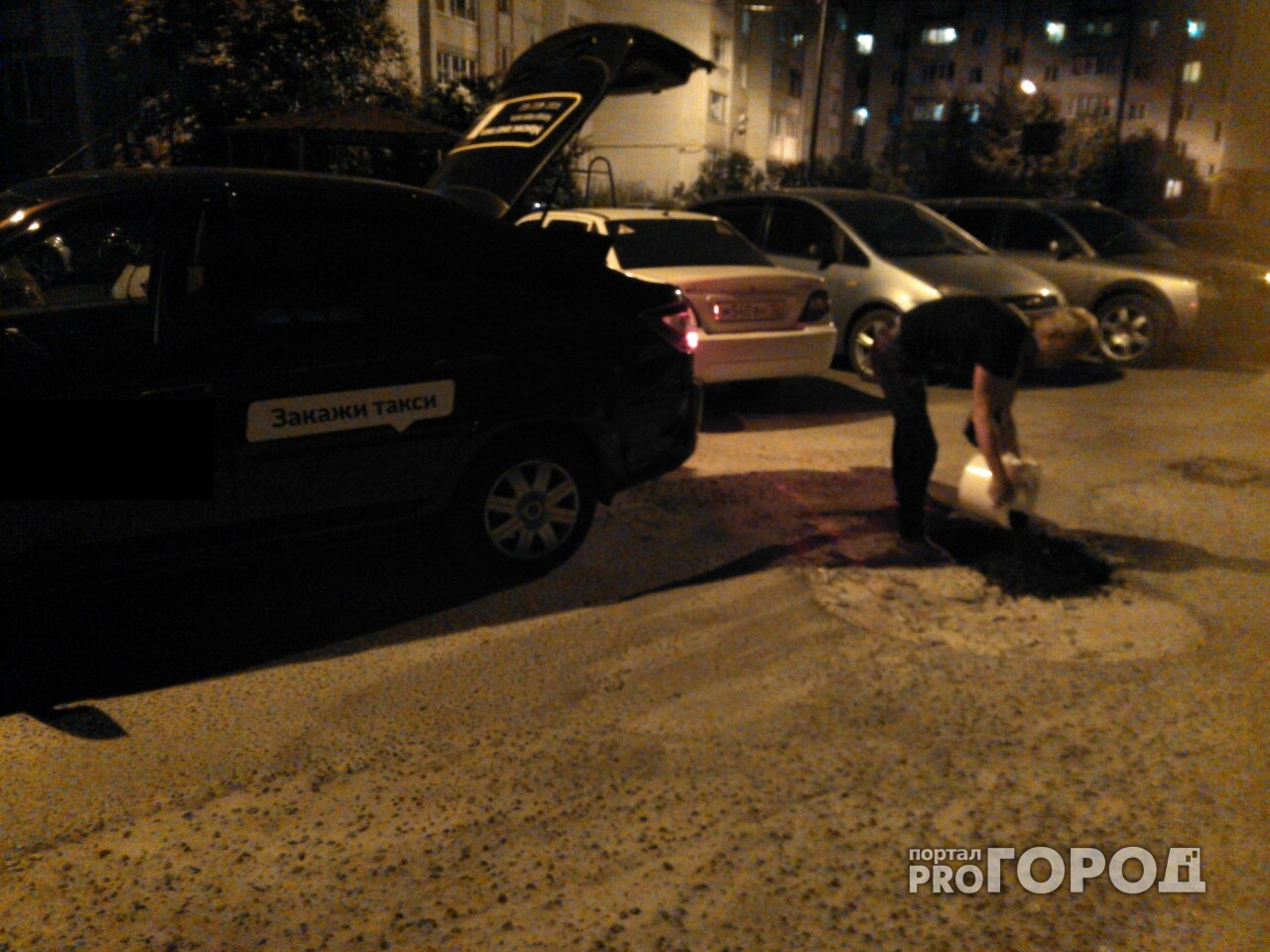 В Йошкар-Оле таксист своими силами ремонтирует дороги