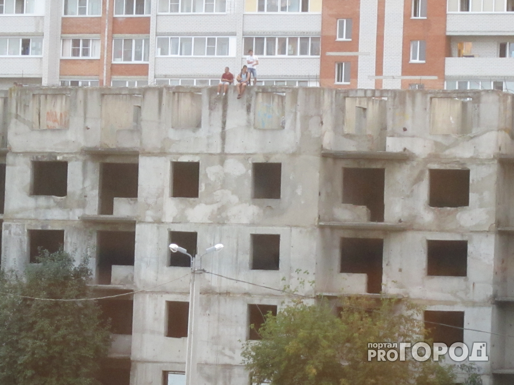 Йошкар-олинские подростки «тусят» на 5 этаже долгостроя