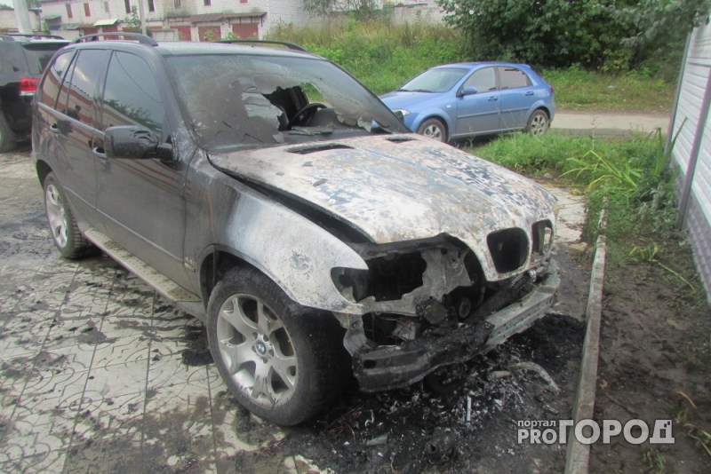 В Йошкар-Оле на парковке сгорел BMW X5