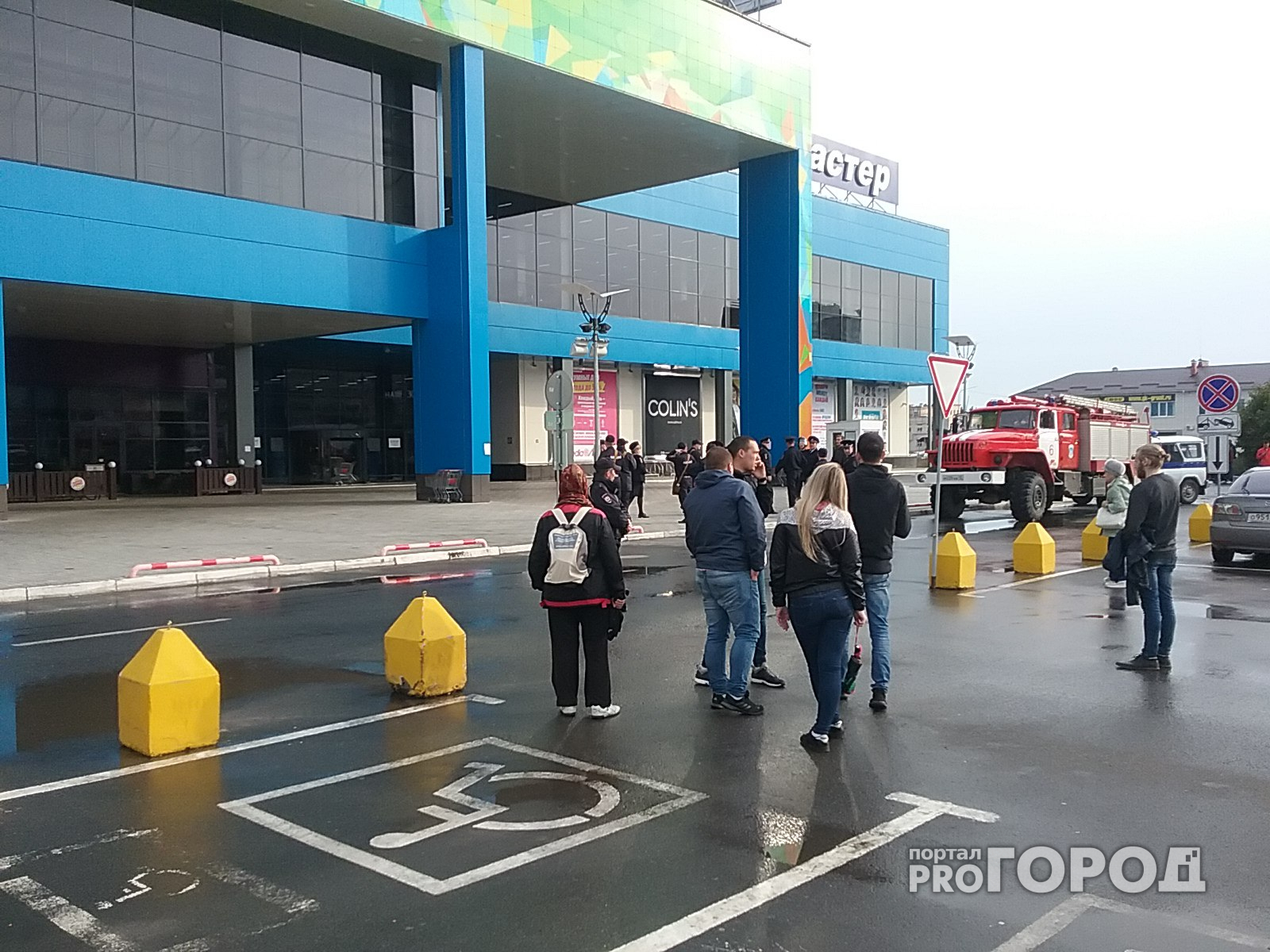 К одному из заминированных торговых центров Йошкар-Олы приехал министр МВД