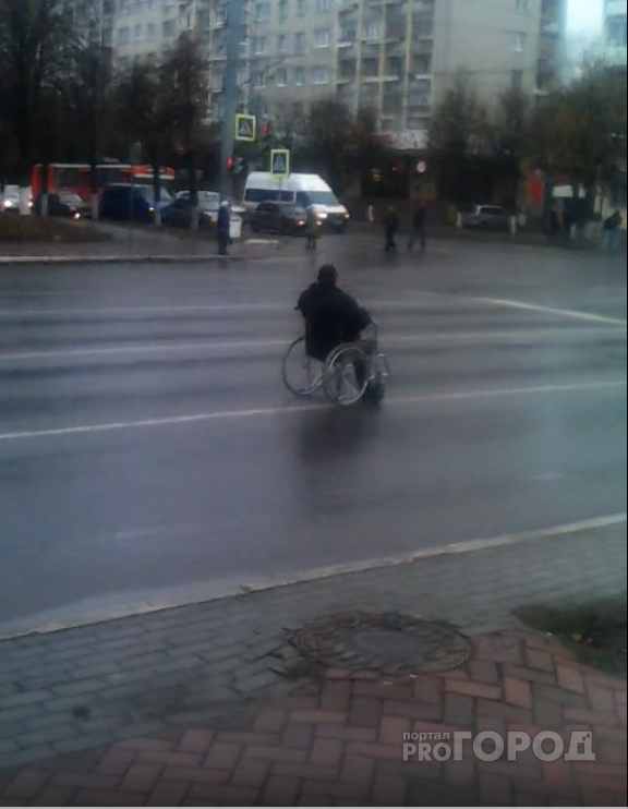 В Йошкар-Оле мужчина в инвалидной коляске ездит по проезжей части (ВИДЕО)