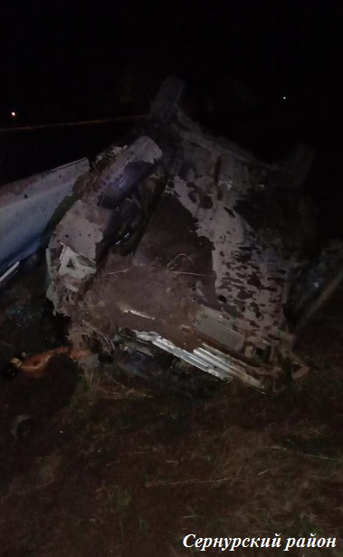 Неизвестный водитель перевернул авто на трассе Марий Эл: пострадали пассажиры