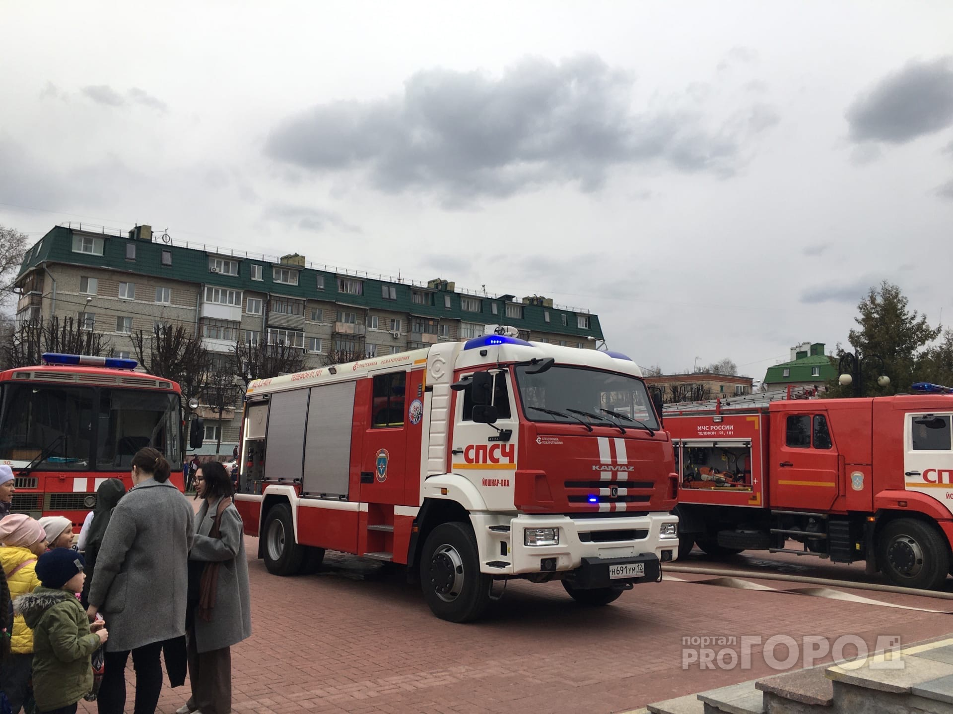 Тушить пожар в ДК имени ХХХ-летия победы приехало 37 человек