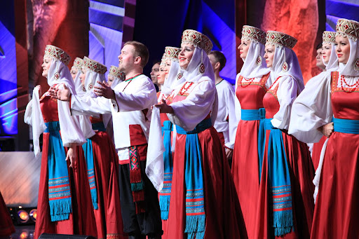 Чтобы быстрее восстановиться после коронавируса, россиянам посоветовали петь народные песни