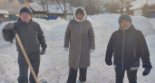 Жители улицы Шкетана 15 лет чистят дороги от снега своими руками: «Ждут, пока все растает»