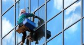 Специалисты компании «Докман» очистят окна от грязи на любой высоте