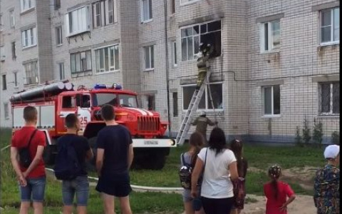 Пожар на окраине Йошкар-Олы: огнеборцы забрались через балкон (ВИДЕО)