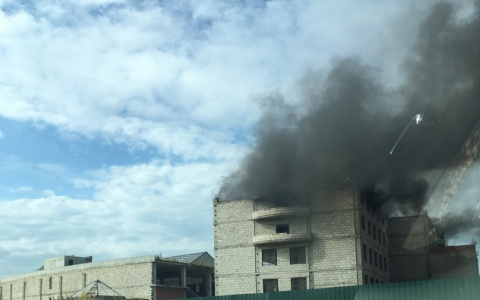 В Йошкар-Оле загорелся долгострой: валит густой дым