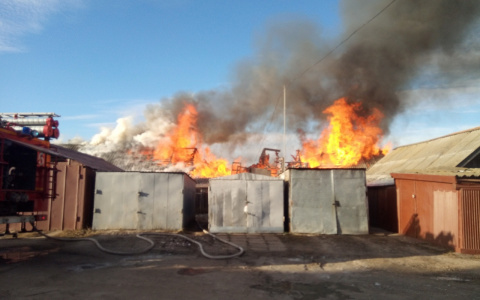 Жители поселка в Марий Эл в панике собрались у горящих сараек
