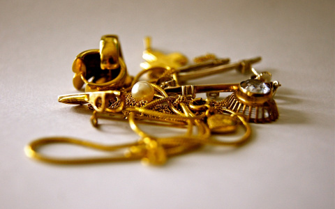 В Марий Эл воришка украл 20 золотых  цепочек из церковной лавки