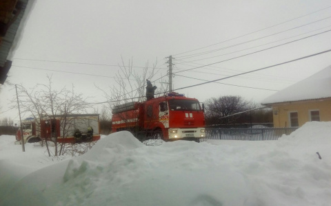 В Йошкар-Оле пожарная машина застряла по пути к горящему дому (ВИДЕО)