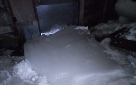 В Йошкар-Оле глыба льда «снесла» козырек жилого дома