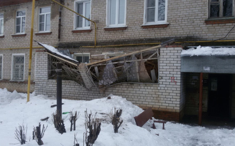 В Йошкар-Оле глыба снега "разнесла" балкон жилого дома