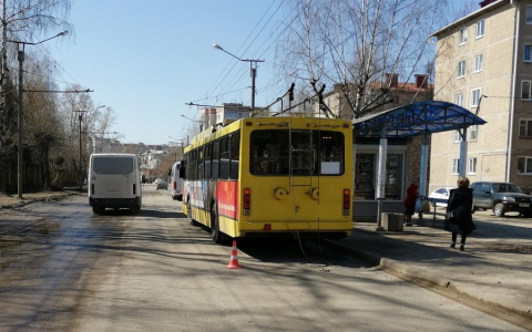 В Йошкар-Оле упавшего в троллейбусе кондуктора увезли в больницу