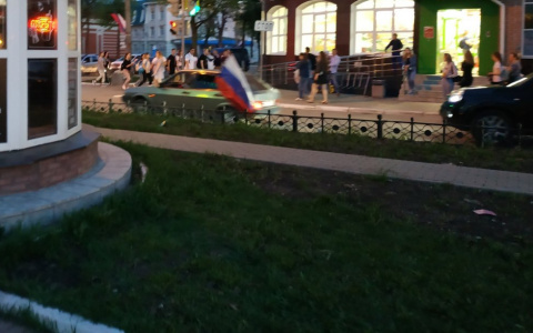 По Йошкар-Оле в День Победы проехала колонна машин под гимн России