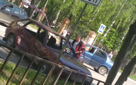 В Йошкар-Оле отечественная легковушка "вылетела" на красный рядом с больницей