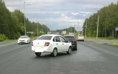 На Казанском тракте Lada Granta «догнала» иномарку: есть пострадавшие