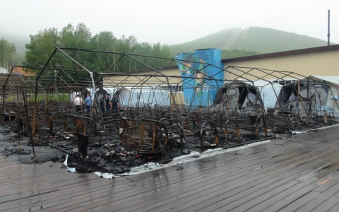 Пожар в лагере в Хабаровском крае: число погибших детей возрастает