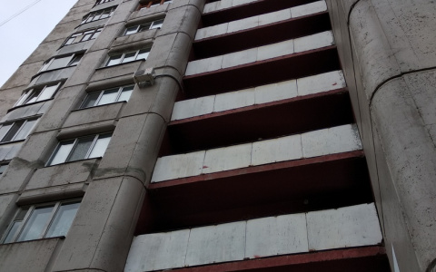 Трагедия в Йошкар-Оле: с балкона многоэтажки выпал молодой человек