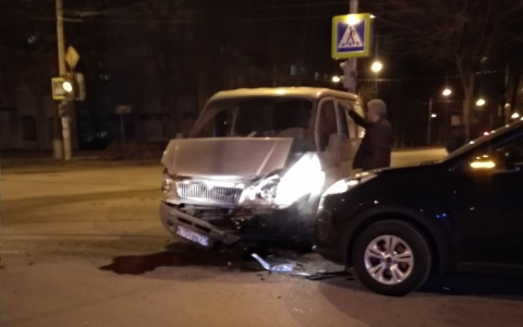 В Йошкар-Оле на Комсомольской произошло страшное тройное ДТП: на месте работали медики и полицейские