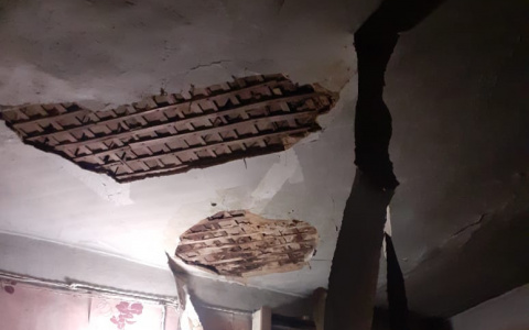 «Штукатурка падает на головы»: в Йошкар-Оле жилой дом не выдержал обильного дождя