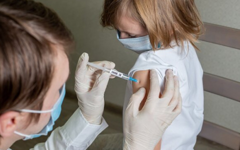 «Будем колоть ее школьникам»: вакцина от «короны» для детей появится в сентябре