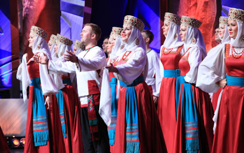Чтобы быстрее восстановиться после коронавируса, россиянам посоветовали петь народные песни