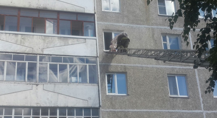 В Йошкар-Оле пожарные пробирались к огню через окно 4 этажа
