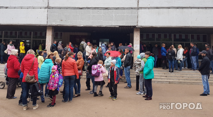 В Йошкар-Оле родителей не пускают в школу, чтобы забрать первоклассников