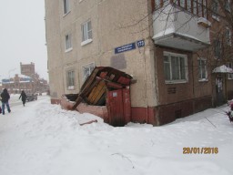 С дома на Первомайской в Йошкар-Оле упала огромная глыба льда