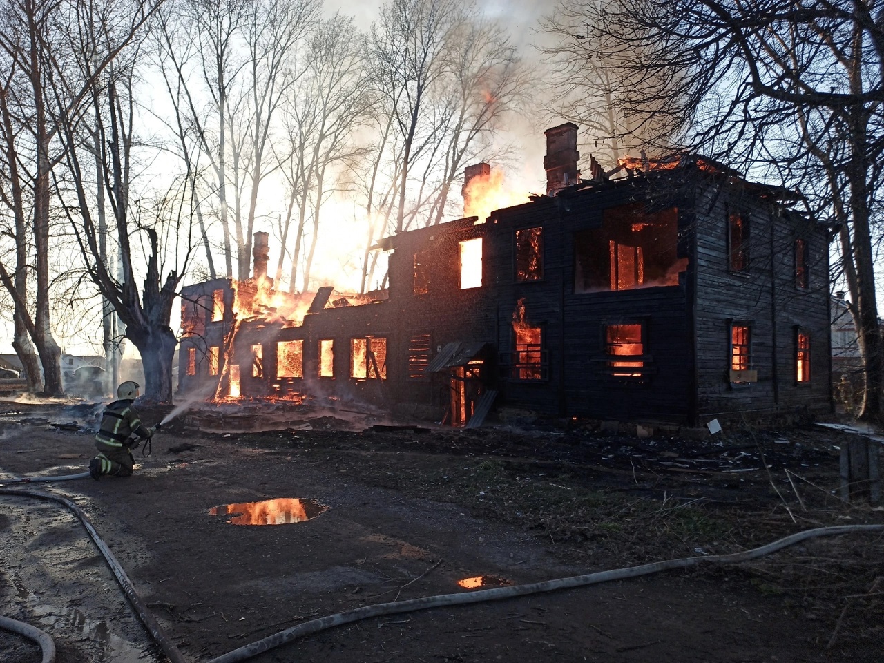 В Волжске вспыхнул деревянный барак