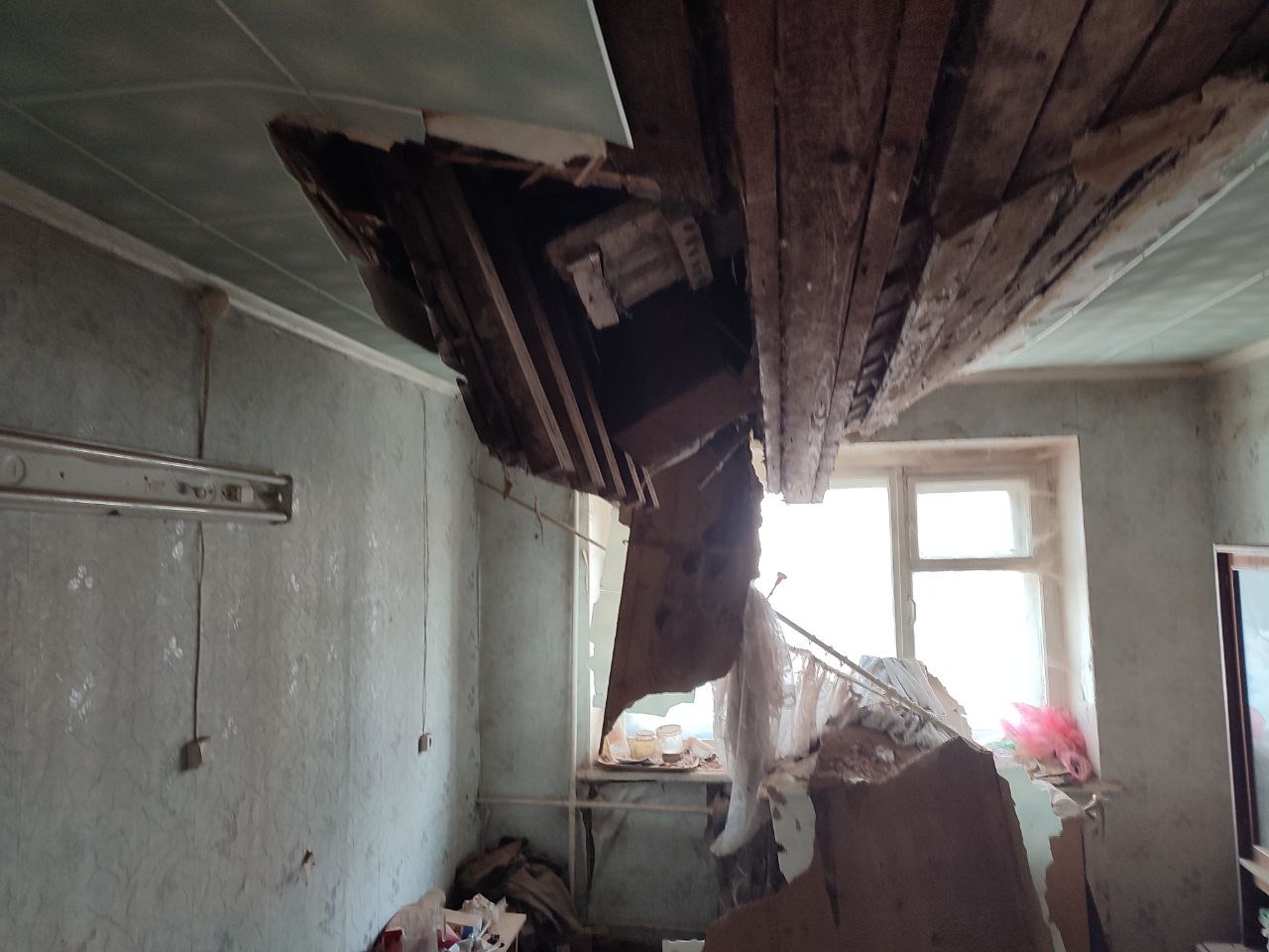 Свежие новости о расселении аварийного. Обвалился потолок в хрущевке. Обвалился потолок в метро Казань.