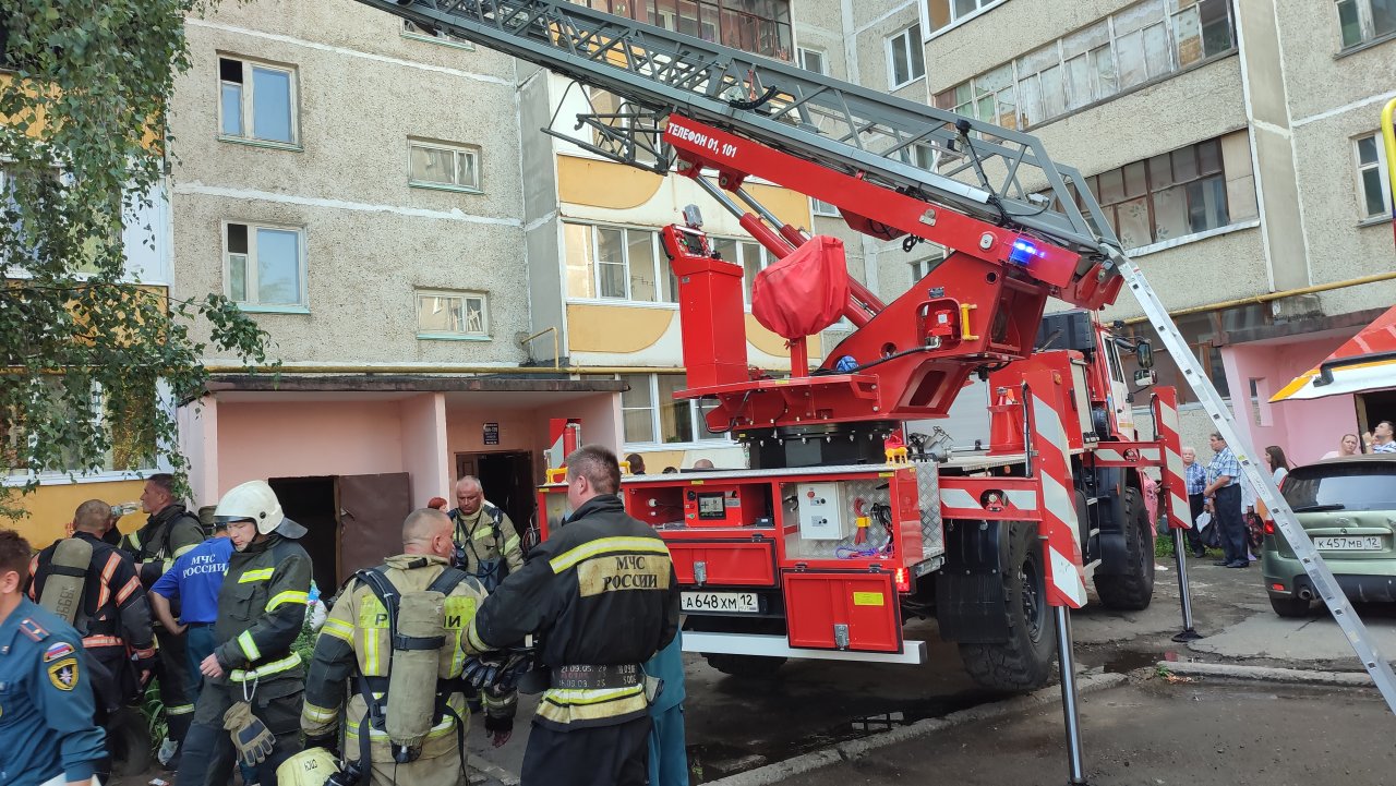 В Йошкар-Оле на Ленинском проспекте 10 горит жилой дом