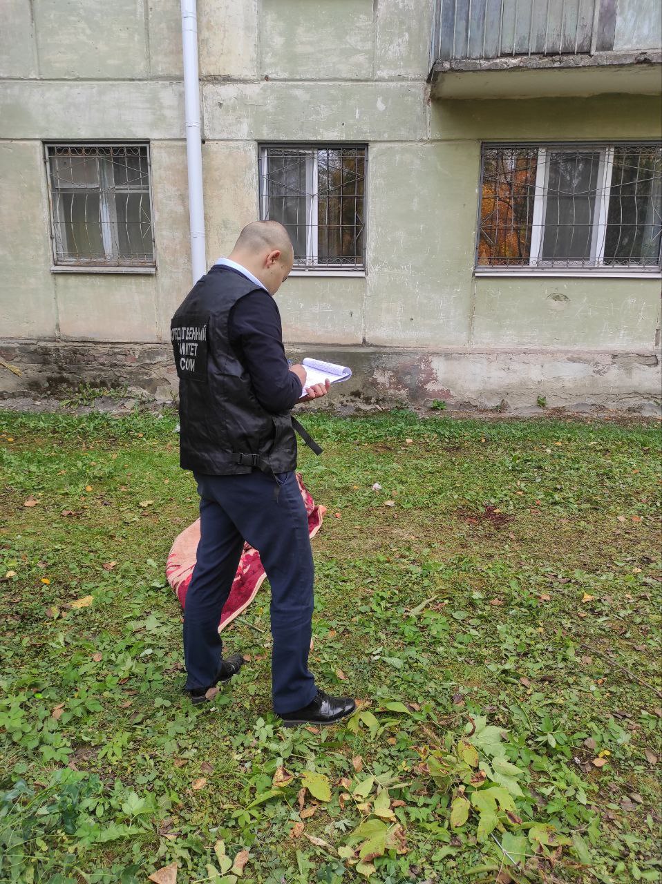 Рабочий сорвался с крыши четырехэтажного дома в Йошкар-Оле и разбился