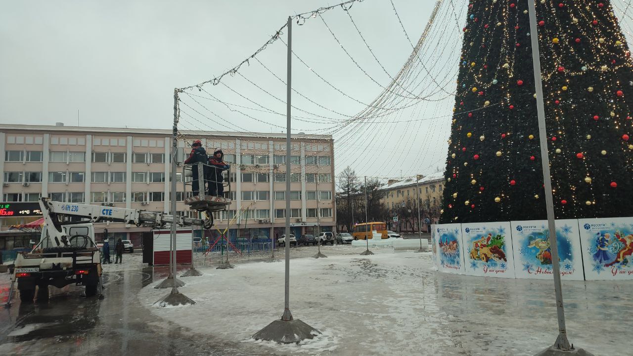 Проливной дождь и гололед вмешались в процесс украшения Йошкар-Олы к Новому  году