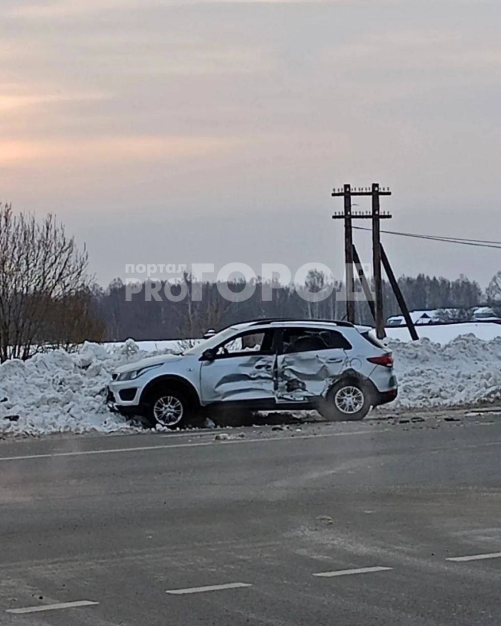 Грузовик протаранил автомобиль в Помарах: на месте работает скорая