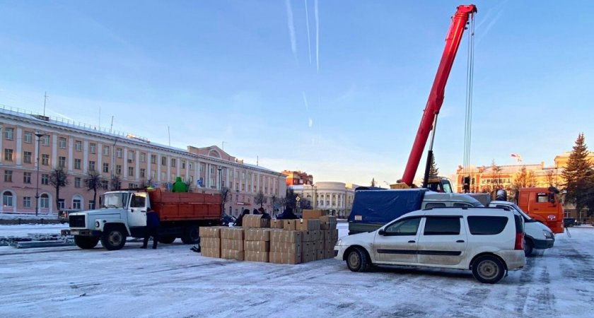 «Праздник к нам приходит»: на площади Ленина в Йошкар-Оле начали устанавливать елку